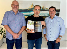 
Hélio Westphal, vice-presidente da Adjoi/SC; Cel PM RR Sérgio Luís Sell, presidente da ACORS, e Jossé Roberto Deschamps, presidente da Adjori/SC