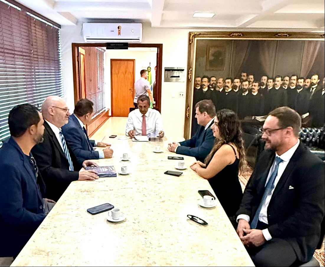 Presidente da Adjori/SC, José Roberto Deschamps, entregou algumas publicações editadas pela Associação