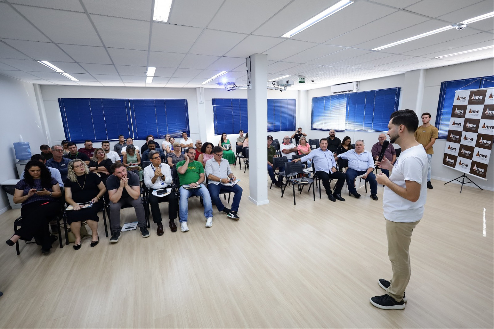 No encontro com jornais associados à Adjori/SC, o prefeito de Ascurra, Arão Josino, acentuou que a imprensa local é uma aliada essencial para a preservação da história das cidades