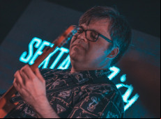 o guitarrista e cantor Cristiano Ferreira será atração no próximo Sexta Jazz AF no dia 18 de Abril, às 20h, no Shopping Villa Romana