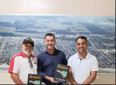 Jornal Sul Catarinense, de Balneário Gaivotas, fez a entrega de exemplares da Revista da Adjori em sua região de atuação. Na foto, o proprietário do jornal, Clovis Misinho (à esq) com o prefeito  Everaldo dos Santos ( Kekinha) e o Vice Prefeito Jonatã Coelho, de Balneário Gaivotas