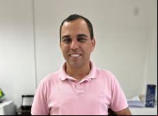 Registro do vice-presidente da Regional Oeste, Décio Pandolfi, do Jornal Folhasete, de Seara, da entrega da Revista Especial da ADJORI/SC ao Prefeito Municipal de Seara, Beto Gonçalves