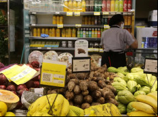 Contratos de trabalho por hora em supermercados aumentam precarização