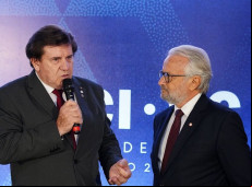 Presidentes do CRECI-PR, Luiz Celso Castegnaro, e CRECI-SC, Marcelo Brognoli, durante  do convênio entre as duas entidades

