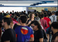 A falta de experiência, a baixa qualificação e a precarização do trabalho são fatores-chave que dificultam a inserção dos jovens no mercado formal.