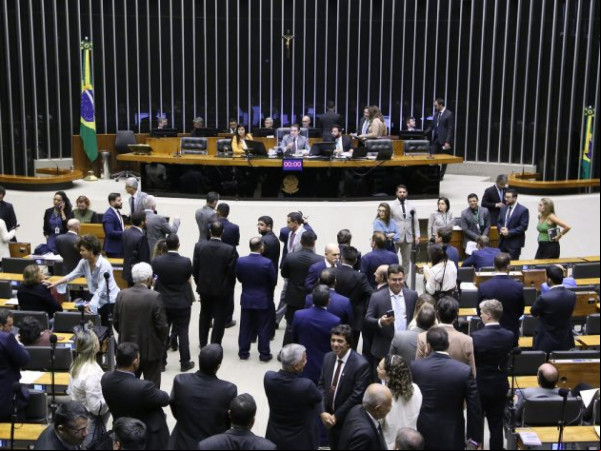Deputados na sessão do Plenário de terça-feira, 20
