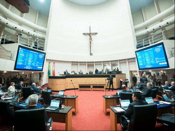 Plenário da Assembleia Legislativa, durante a votação dos projetos, na tarde desta terça-feira (20)