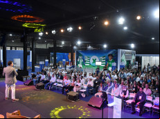  Mais de 300 empresários participaram do Innovation Day em Chapecó, evento que abordou Inteligência Artificial, cidades inteligentes e cibersegurança, parte da Semana S do Comércio, Serviços e Turismo.