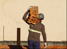 IBGE: salário na construção recua 22% em 2023, na comparação com 2014