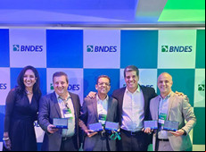 O Sicoob celebra o reconhecimento do BNDES em cinco categorias, destacando seu papel no apoio a projetos sustentáveis, agronegócio, modernização do setor produtivo, atendimento ao cliente e apoio a micro e pequenos negócios.