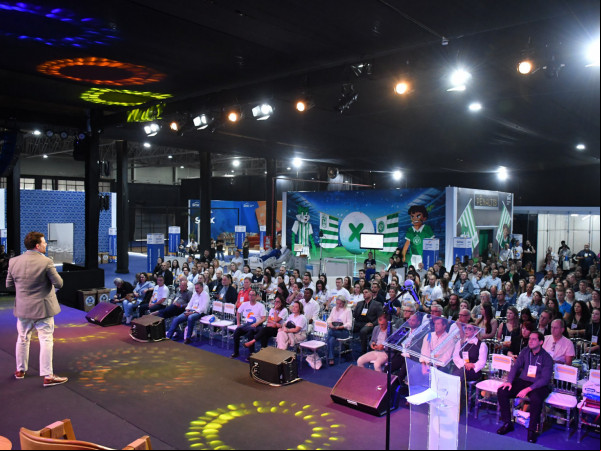  Mais de 300 empresários participaram do Innovation Day em Chapecó, evento que abordou Inteligência Artificial, cidades inteligentes e cibersegurança, parte da Semana S do Comércio, Serviços e Turismo.