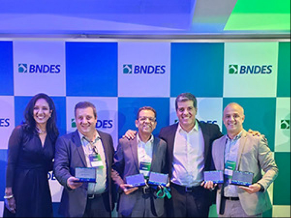 O Sicoob celebra o reconhecimento do BNDES em cinco categorias, destacando seu papel no apoio a projetos sustentáveis, agronegócio, modernização do setor produtivo, atendimento ao cliente e apoio a micro e pequenos negócios.